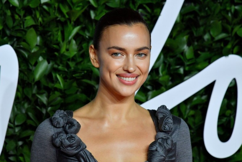 Irina Shayk nikad provokativnija: Providna haljina sa lancima