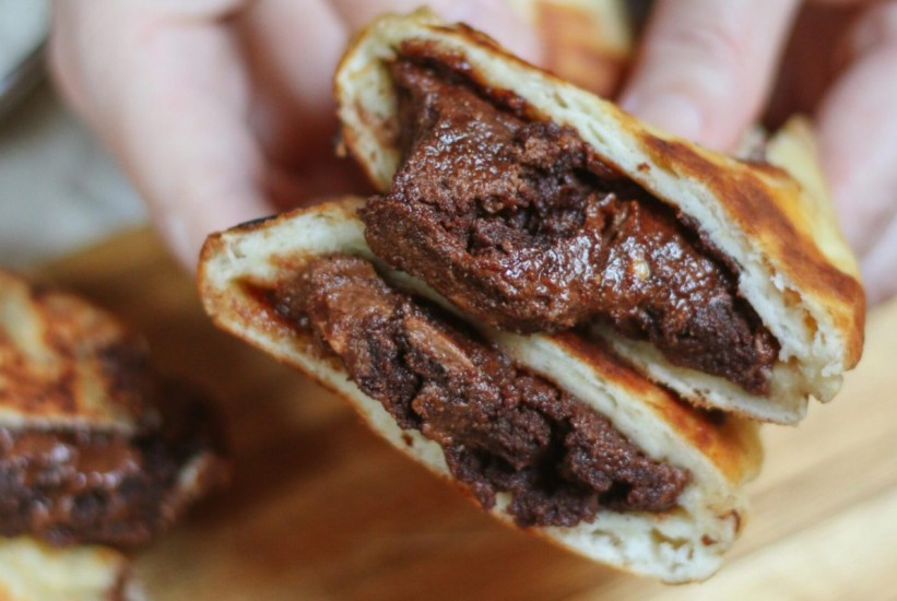 Domaći somun s čokoladom, bananom i orasima – 10 minuta do slatkog užitka!