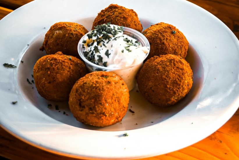 Arancini al Ragù: Precizno, prženo, sočno — Sicilija u jednom zalogaju