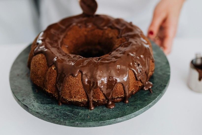 Hrskavi bademi i tamna čokolada: Kuglof koji vas vraća po još!