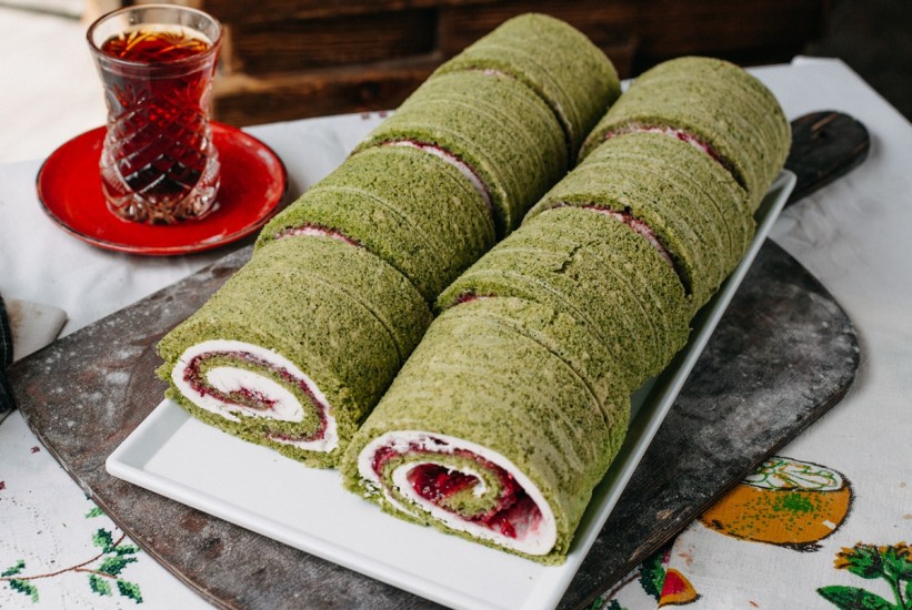 Savršen spoj okusa: Rolat s pistacijama i malinama