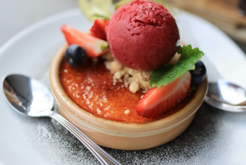 Hrskava karamela, glatka krema i ledena jagoda - Crème brûlée na francuski način