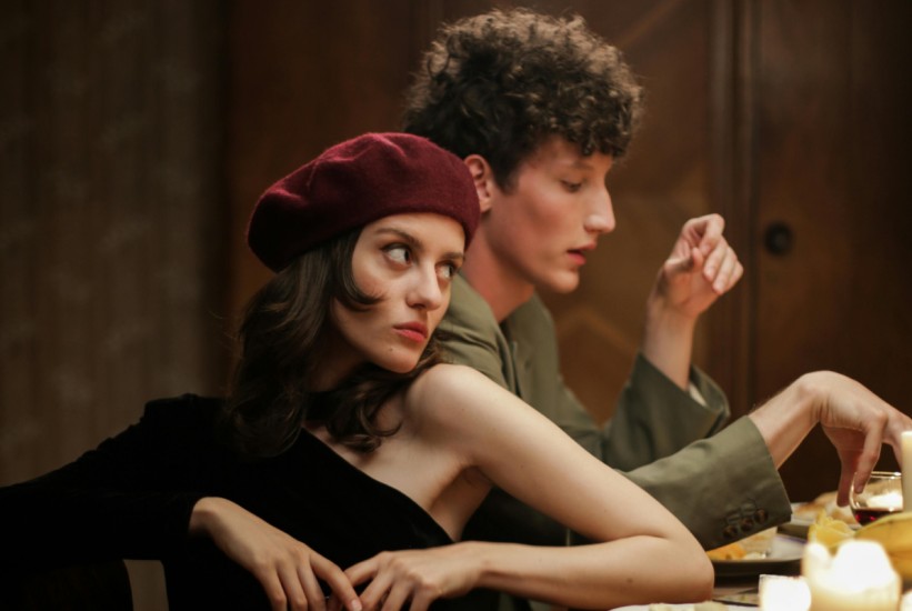 Dva tanjira na stolu, 'petak' u opisu – jeste li u soft launch vezi ili vas partner samo krije?