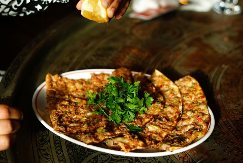 Kralj turskih pita: Lahmacun - savršenstvo začina i mesa u svakom zalogaju