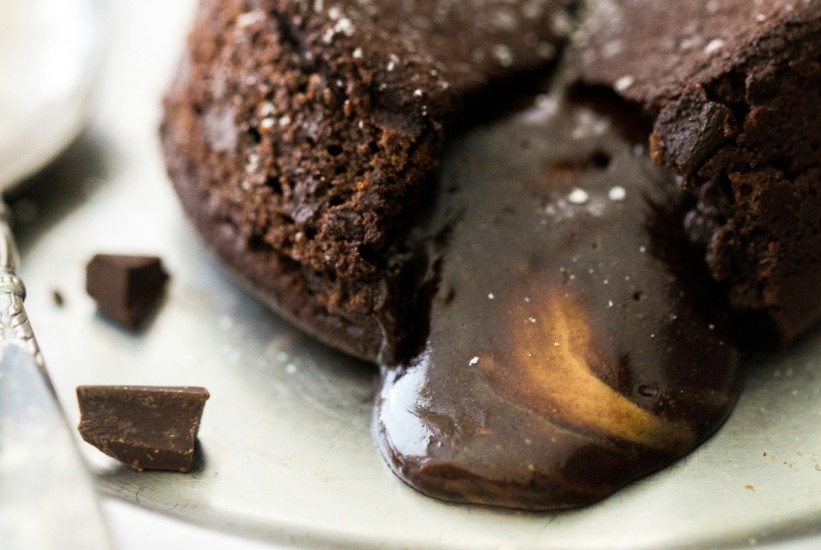 Lava cake s notom narandže: Slatki bijeg u mirisne slojeve čokolade