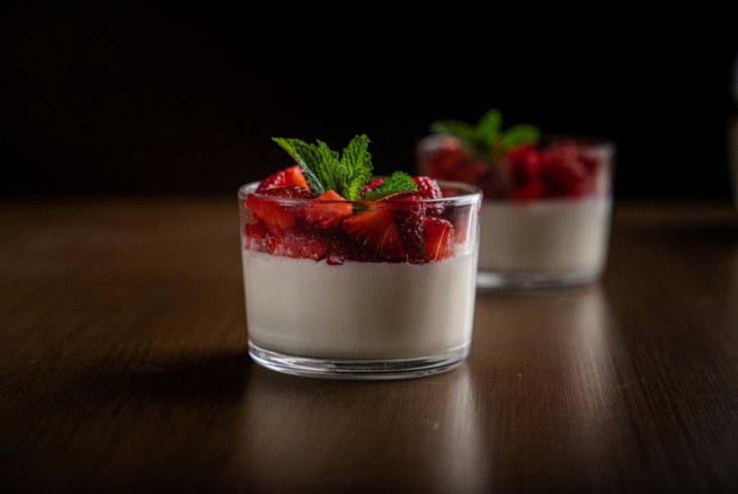 Panna cotta s jagodama, vanilijom i mentom: Klasik s mirisom ljeta