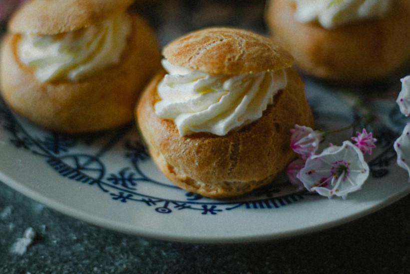 Profiterole: Male delikatese punjene neodoljivom bijelom kremom