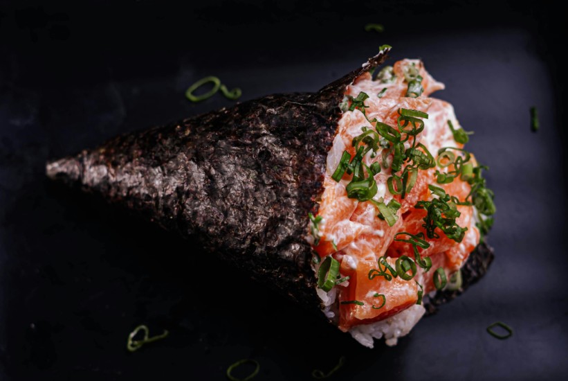 Svaki zalogaj je priča: Temaki - sklad sočnog lososa, riže i hrskavih slojeva