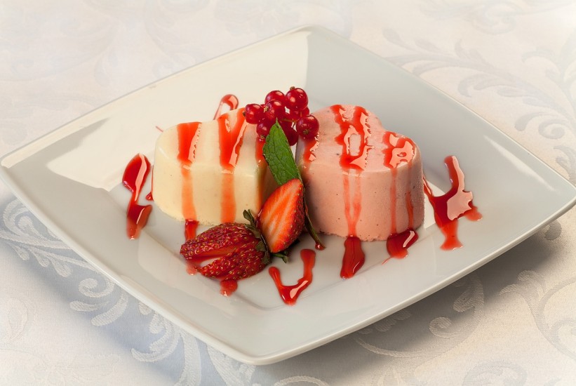 Panna Cotta: Slatki italijanski klasik s osvježavajućim voćnim prelivom