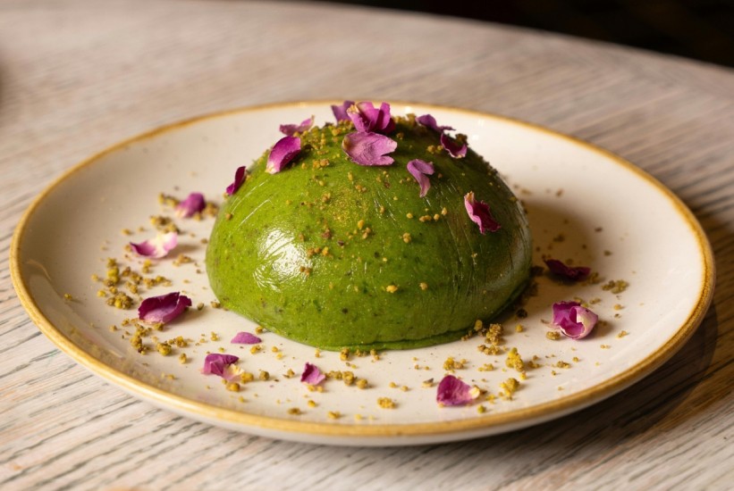 Sfera di Pistacchio: Kremasti pistacio grli aromatičnu, hladnu vaniliju