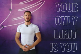 Brzi fit sa Adisom Šatorom: Pet jednostavnih vježbi za ravan stomak