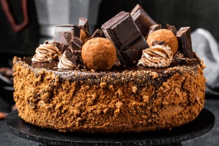 Neodoljivo čokoladna, lagana i kremasta torta za sve prilike