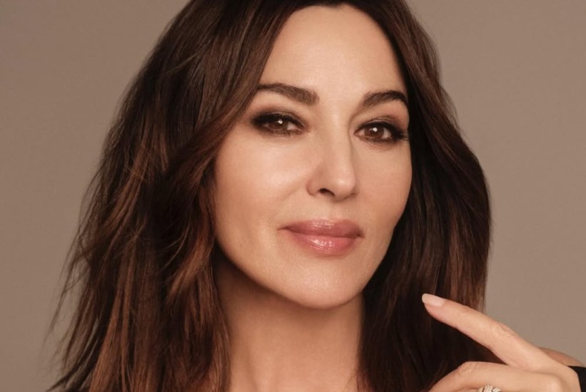 Monica Bellucci u crnom kupaćem izazvala oduševljenje: Ljepota bez konkurencije!