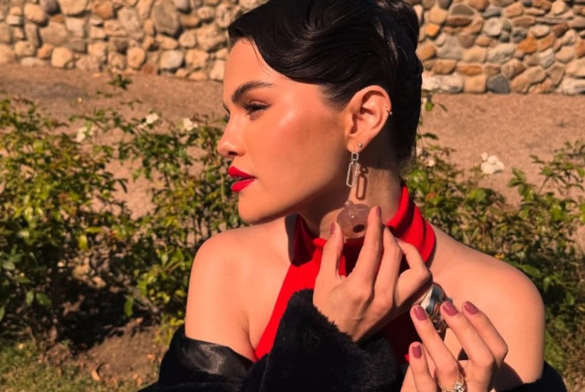 Selena Gomez u crvenom — vjenčanje pretvorila u filmsku scenu starog Hollywooda