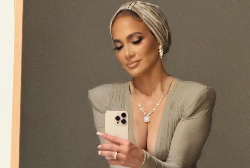 Modni spektakl usred pustinje: Egipat u liku Jennifer Lopez