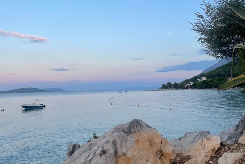 Zaostrog: Mjesto gdje kamen priča historiju, a more donosi mir