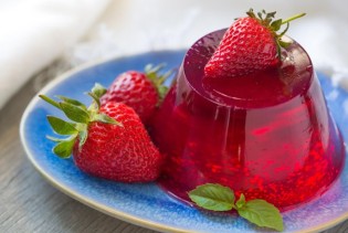 Hladni žele od breskve i jagode – osvježavajuća ljetna poslastica