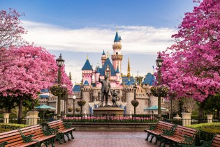 Disneyland u zlatnim tonovima: Putovanje kroz bajku i avanturu
