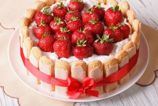 Nepečena šarlot torta s jagodama: Elegantna poslastica gotova za tren