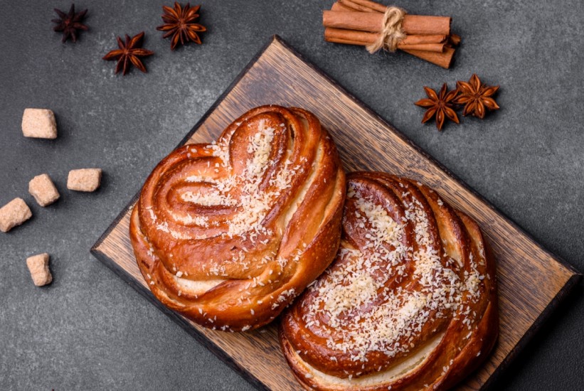 Topli napitak i mirisni hljeb s cimetom – savršen duo za cozy trenutke