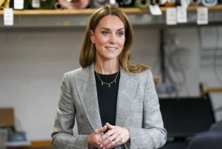 Kate Middleton dokazala da sivo odijelo može biti jednako chic kao mala crna haljina