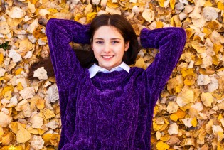 Zaboravite burgundiju – kraljevska ljubičasta je boja jeseni 2025!