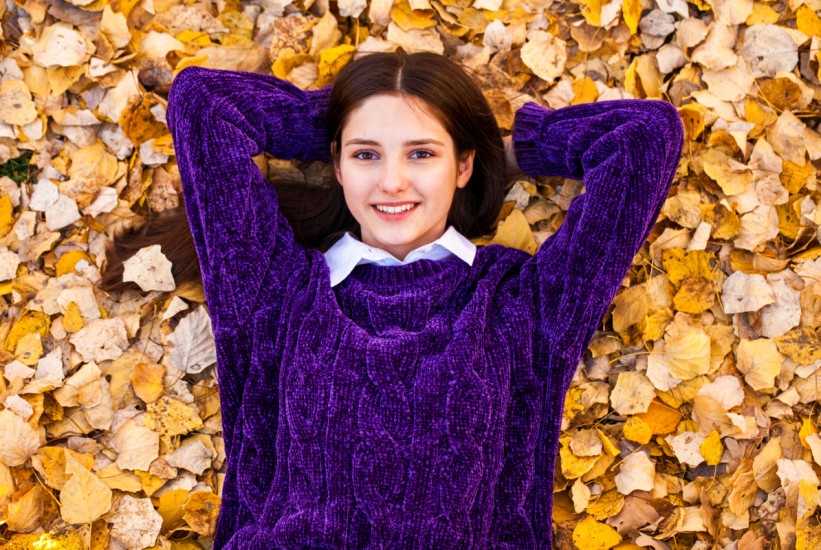 Zaboravite burgundiju – kraljevska ljubičasta je boja jeseni 2025!