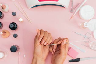 EU zabranila opasnu hemikaliju u gel lakovima: Povezuje se s neplodnošću!