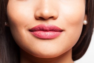Volite li punije usne? Isprobajte ovaj prirodni trik!