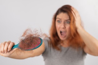 Zašto kosa opada na jesen i kako to spriječiti?