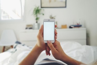 Započnite dan bez mobitela: 7 razloga za mirno buđenje