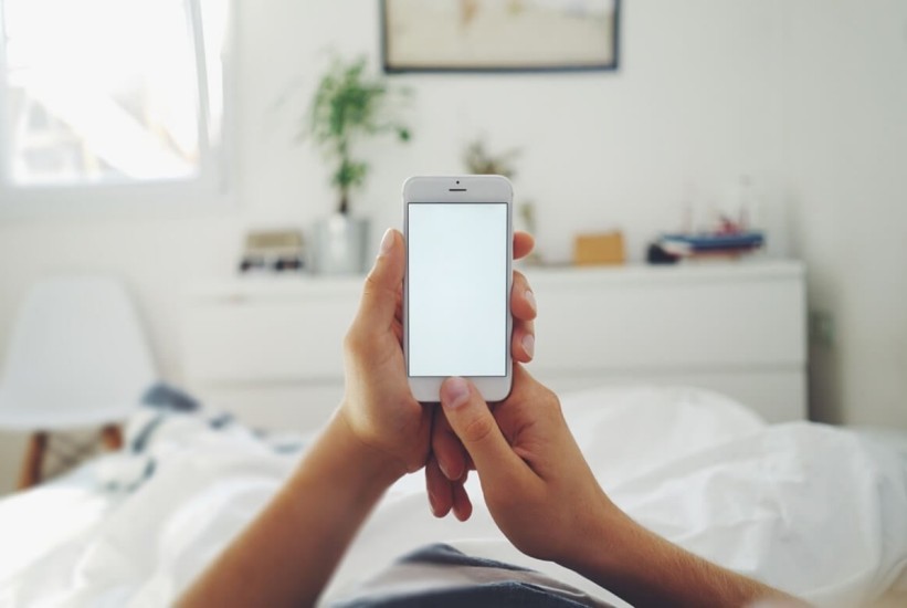 Započnite dan bez mobitela: 7 razloga za mirno buđenje