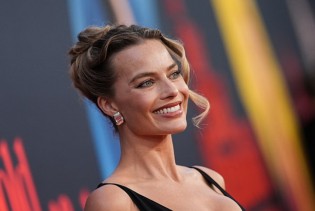 Margot Robbie u vintage haljini s prorezima: Odvažan spoj elegancije i provokacije
