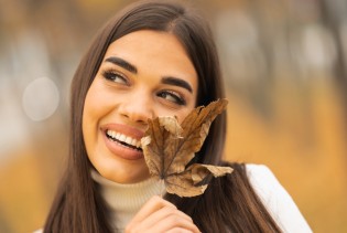 Jesenji trendovi šminkanja za 2025: Topli tonovi, jednostavne linije i hrabri detalji