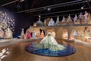 Izložba “Marie Antoinette Style” u Londonu: Luksuz, mirisi i surova stvarnost jedne kraljice