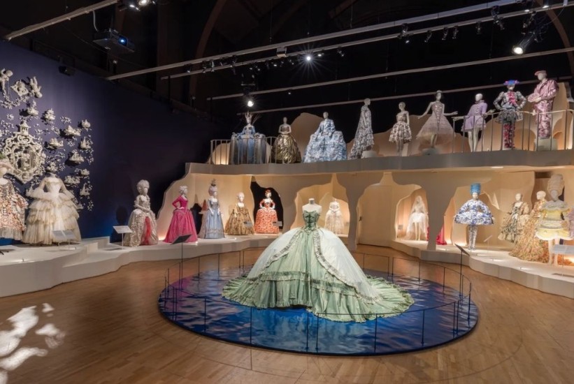 Izložba “Marie Antoinette Style” u Londonu: Luksuz, mirisi i surova stvarnost jedne kraljice