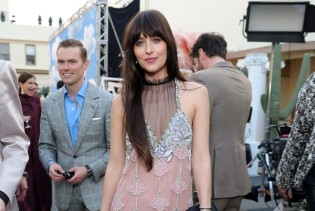 Elegancija s dozom drame: Dakota Johnson u haljini o kojoj svi pričaju