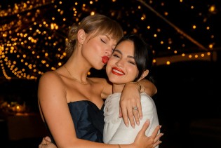 Taylor Swift očarala na vjenčanju Selene Gomez u dvije raskošne haljine