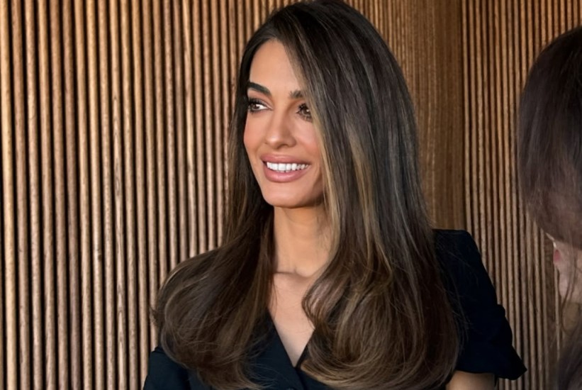Amal Clooney iznenadila novom frizurom za jesen
