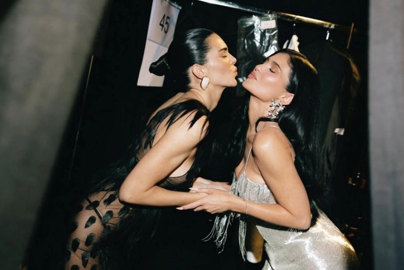 Starija sestra u drugom planu: Zašto je Kendall Jenner bila ljubomorna na Kylie Jenner?