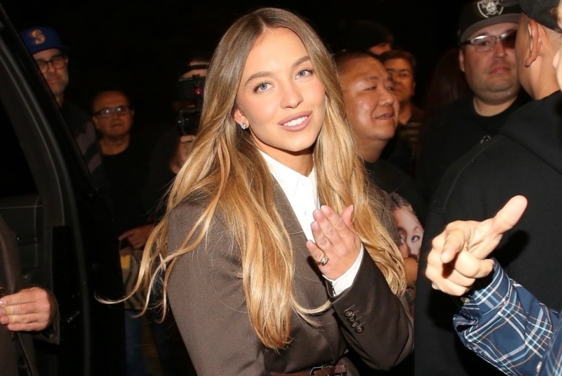 Sydney Sweeney otkriva novu nijansu banoffee plave i kosu dužu nego ikad