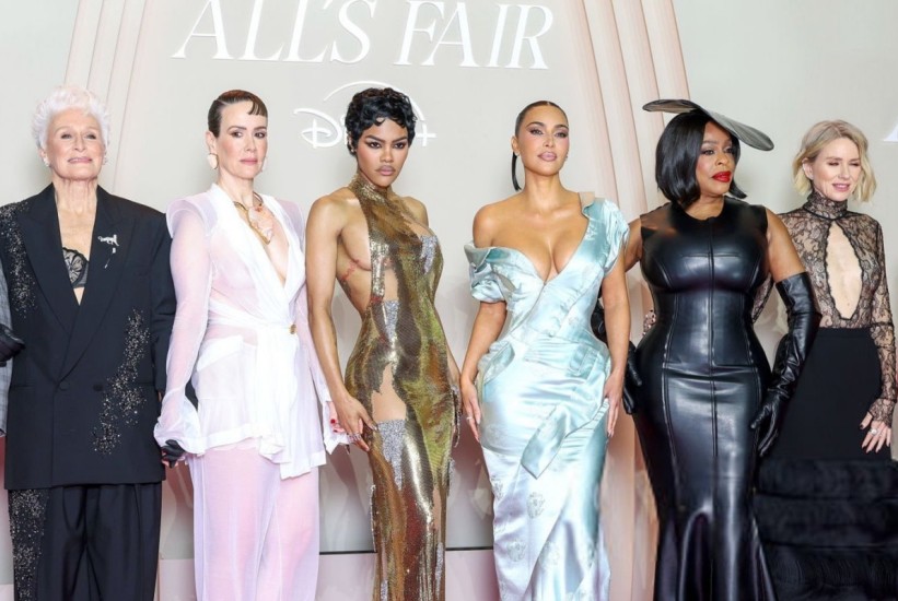 Crveni tepih u znaku senzualnosti: Kim Kardashian i glumice iz All’s Fair oduševile Pariz