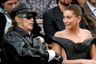 Hailey Bieber i Miley Cyrus blistale u crnoj koži na Vogue Worldu 2025