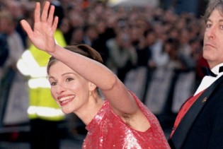 Modni bunt Julie Roberts: Crvena haljina, neobrijani pazuh i poruka slobode