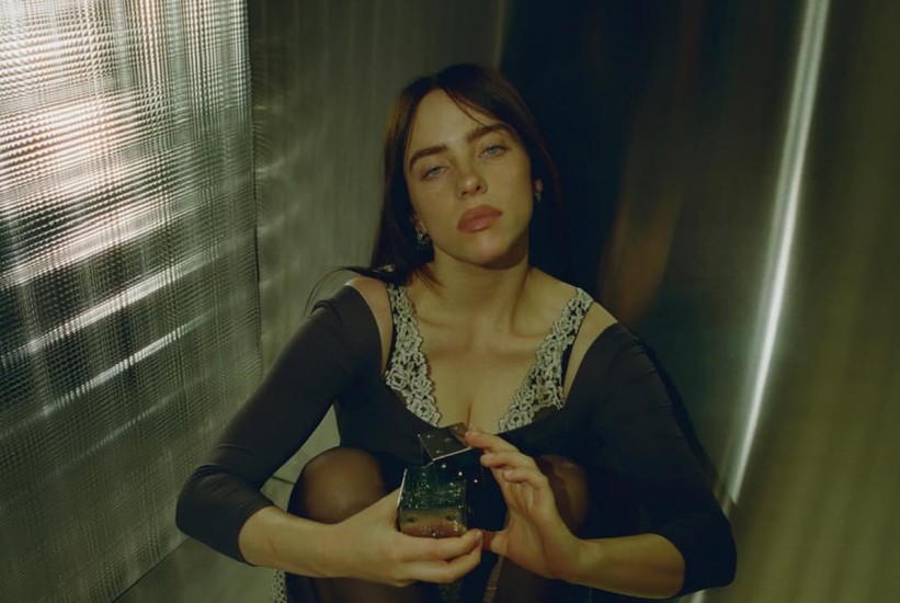 Slavna pjevačica pala na koncertu: Simpatizer je neočekivano povukao za ruku