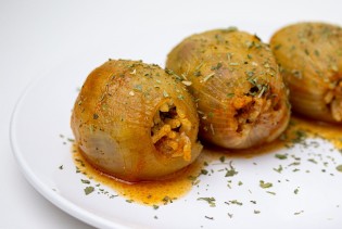 Miris doma iz rerne: Sogan dolma koja spaja tradiciju i kreativnost