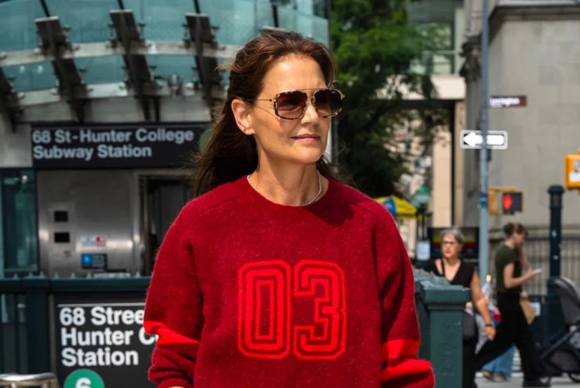 Povratak klasika: Katie Holmes u patikama koje nikada ne izlaze iz mode
