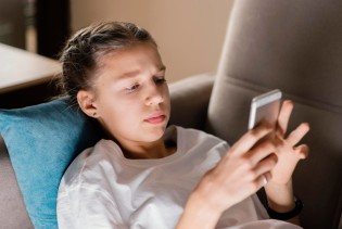 Pametni telefoni, loše ocjene i usamljenost kod djece – postoji li veza?
