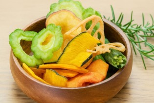 Zdravi domaći čips od korjenastog povrća – ukusan i bez štetnih dodataka