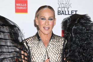 Sarah Jessica Parker u haljini s crnim krilima zasjenila sve na crvenom tepihu